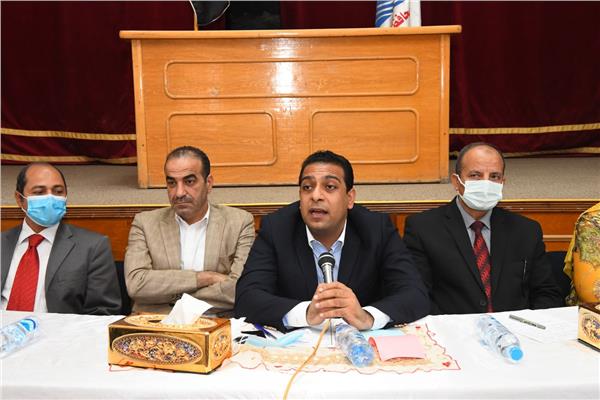 نائب المحافظ يشارك في ندوة للتوعية بأهمية الهيدروجين الأخضر ومجالات إستخدامه بتعليم قنا