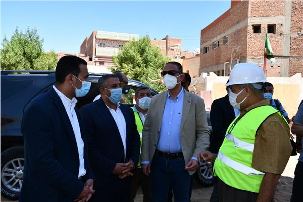 محافظ الفيوم يتفقد مشروعات "حياة كريمة" بقرى إطسا
