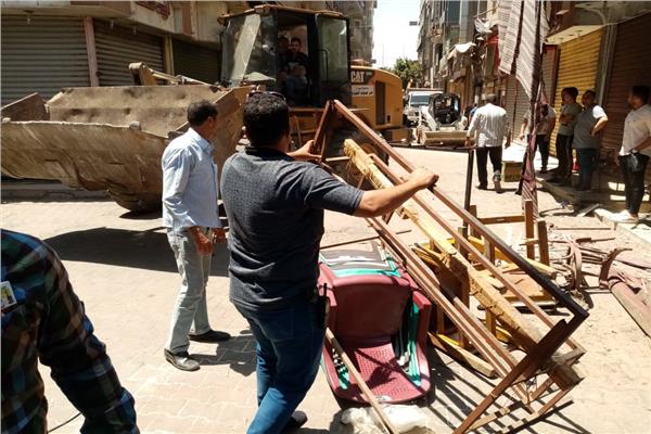 رفع الباعه الجائلين ومفترشي الطريق العام ورفع ٥٤ حالة إشغال 