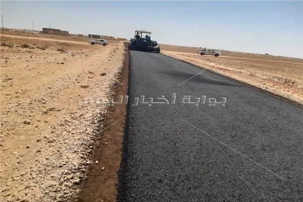 استمرار أعمال الرصف بالطرق الصحراوية غرب مطروح