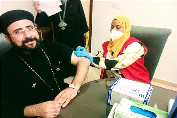 أسقف وقساوسة الكنيسة الأرثوذكسية يتلقون لقاح كورونا في البحر الأحمر