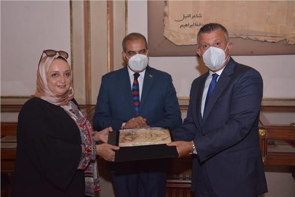  تبادل الدروع بين جامعة الأزهر وجامعة عين شمس
