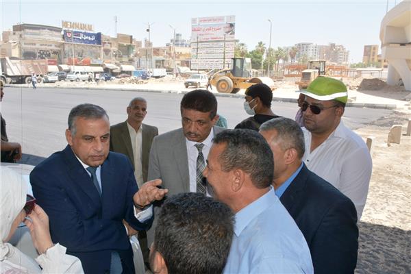 محافظ سوهاج يتفقد أعمال رصف كوبري ثقافة