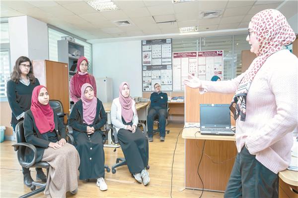 الباحثة لبنى سعيد تشرح إحدى النظريات العلمية لطلاب جامعة النيل