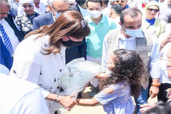 وزيرة الهجرة  السفيرة نبيلة مكرم