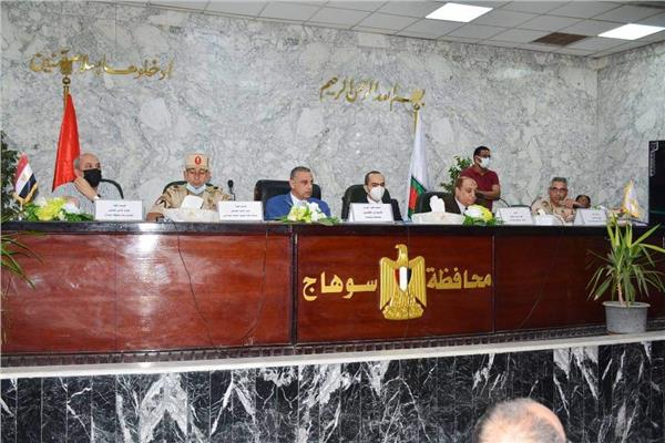محافظ سوهاج  يبحث الموقف التنفيذي لمشروعات المبادرة الرئاسية