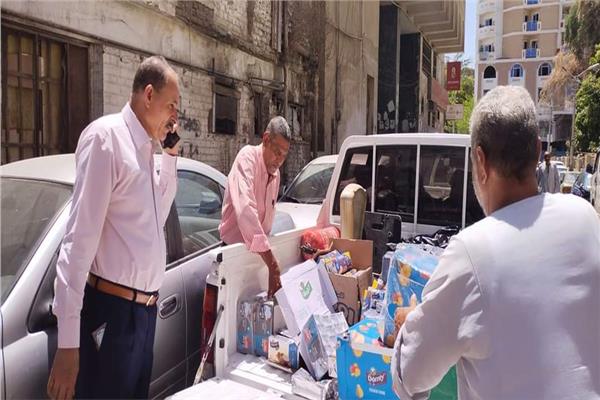 إعدام عبوات عصير فاسدة 