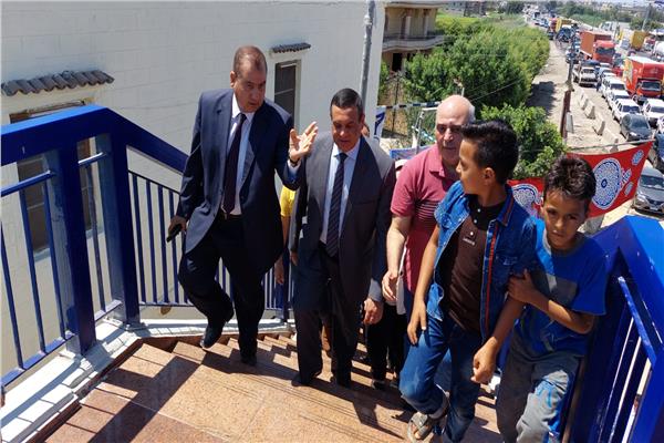 محافظ البحيرة يفتتح كوبرى المشاة