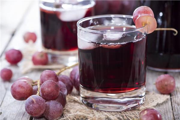 صورة أرشيفية..عصير العنب الأحمر المثلج