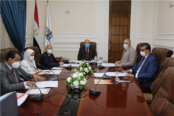  اللواء خالد عبد العال محافظ القاهرة اثناء اجتماع اللجنة