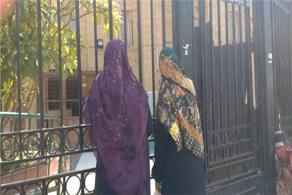 زوار أهل البيت يدعون من أمام مسجد السيدة زينب