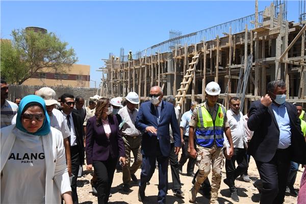 محافظ قنا يتفقد إنشاء مجمع الخدمات الحكومية بقريتىّ القارة وسمهود