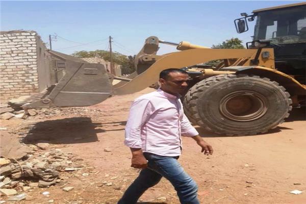 إزالة 5 حالات تعدى بالصداقة الجديدة والإشغالات بكورنيش النيل الجديد بأسوان