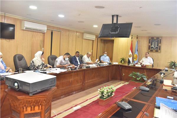 محافظ أسيوط خلال لقائه بقيادات المحافظة
