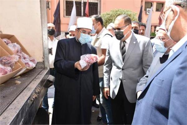 وزير الاوقاف يوزيع 3 اطنان من لحوم الاضاحى  على الاسر الاكثر احتياجا بالشرقية
