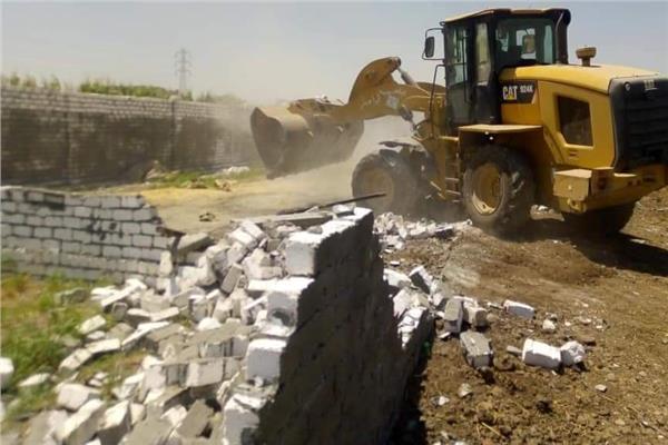 إزالة 49 حالة تعدي بالبناء المخالف علي الأرض الزراعية ببني سويف