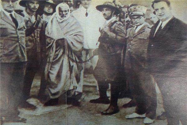 عمر المختار مكبل في الحديد بسن جلاديه في طريقه إلى ساحة الإعدام - أرشيف أخبار اليوم