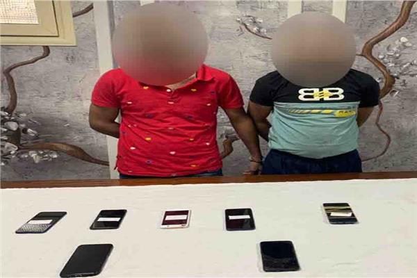 المتهمون وبحوزتهم المضبوطات