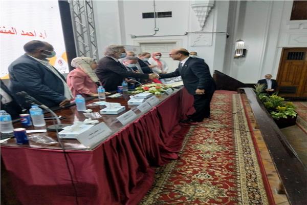 النقابة العامة لأطباء مصر تكرم نائب رئيس جامعة أسيوط