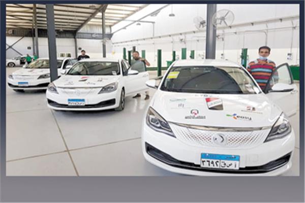 عدد من السائقين خلال تجربة السيارات الكهربائية 
