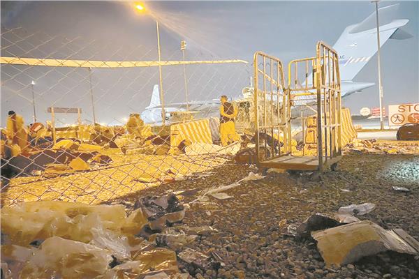 صورة نشرتها «سى إن إن» تظهر أفغانا نائمين فى محيط مطار كابول «صورة من الانترنت»