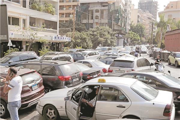 لبنانيون ينتظرون فى طابور أمام محطة بنزين مغلقة ببيروت