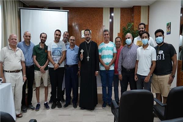  الأنبا باخوم يلتقي بشمامسة كنيسة العائلة المقدسة بالزيتون 