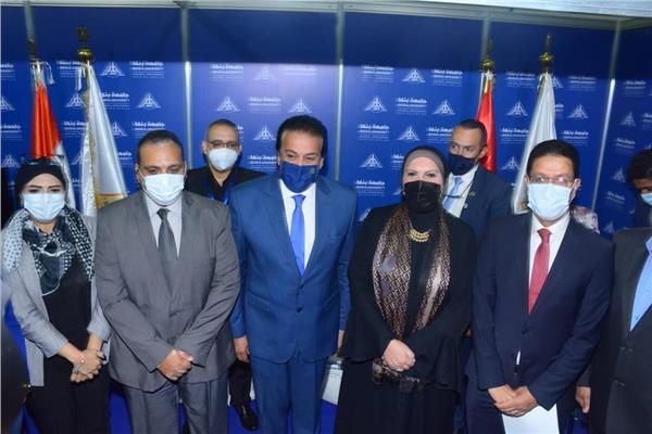 وزير التعليم العالي والبحث العلمي ووزيرة التضامن يتفقدان جناح جامعة بنها 