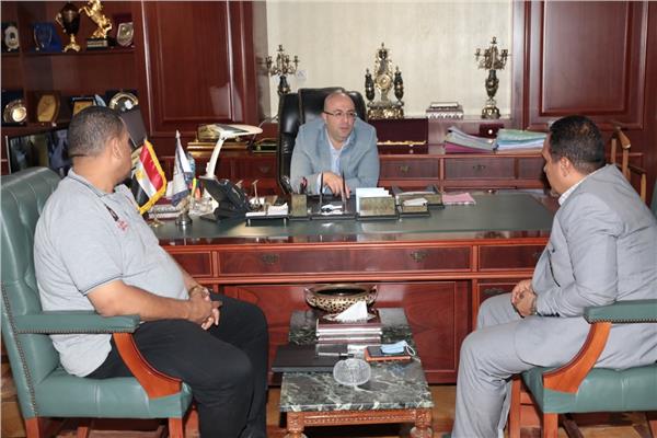   محافظ بني سويف يناقش مع رئيس فرع الهيئة  العامة للطرق الموقف التنفيذي لبعض المشروعات 