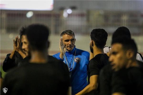 كارتيرون يُحفز اللاعبين للفوز على الإنتاج وحسم الدوري
