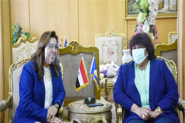 د.إيناس عبد الدايم وزيرة الثقافة مع د.منال عوض محافظ دمياط
