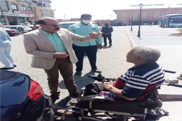 محافظ أسوان مع ذوى الإعاقة 