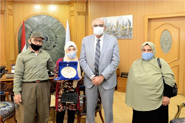 رئيس جامعة المنصورة يكرم الأولى على مدارس الدمج بالثانوية العامة