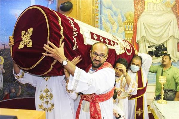 الأنبا مارتيروس يطييب جسد القديس حبيب جرجس في عشية وفاته