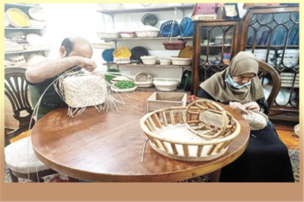 أعضاء الجمعية أثناء تصنيع مستلزمات منزلية