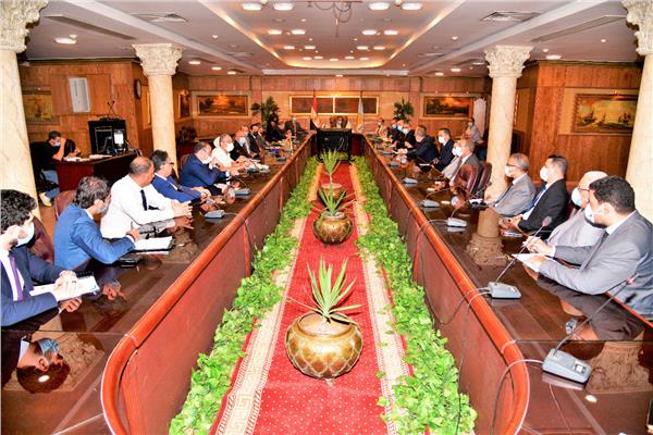 محافظ الغربية يجتمع برؤساء وممثلي البنوك لتسويق الأصول المملوكة للمحافظة