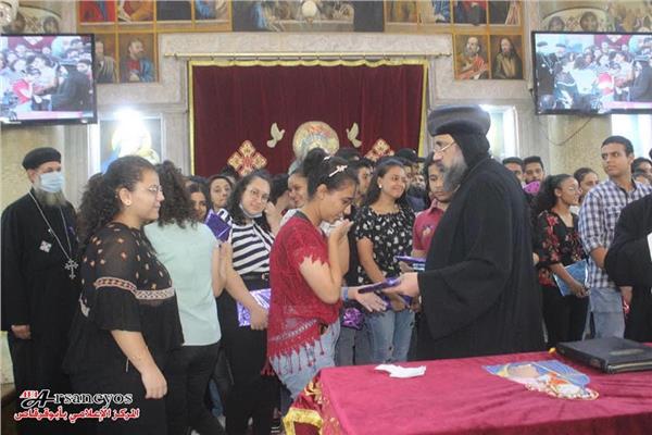 الأنبا فيلوباتير يكرم  متفوقي الثانوية العامة بأبو قرقاص