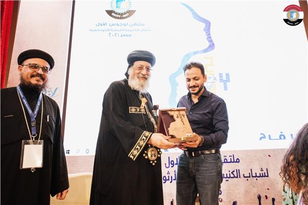 البابا تواضروس يهدي مخرج الاختيار هدية تذكارية 