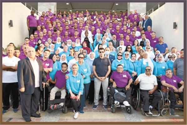د. أشرف صبحى يتوسط أسرة الشباب والرياضة فى يوم التميز