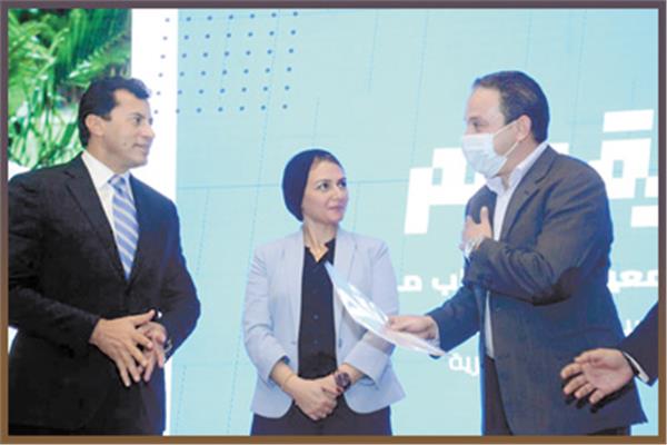 وزير الشباب والرياضة لحظة تكريم محمد الشاذلى
