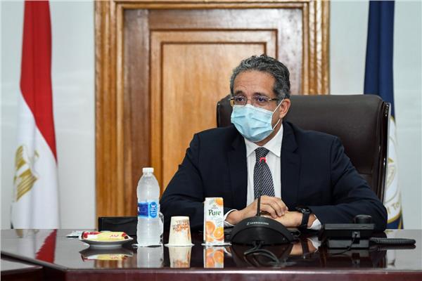  وزير السياحة