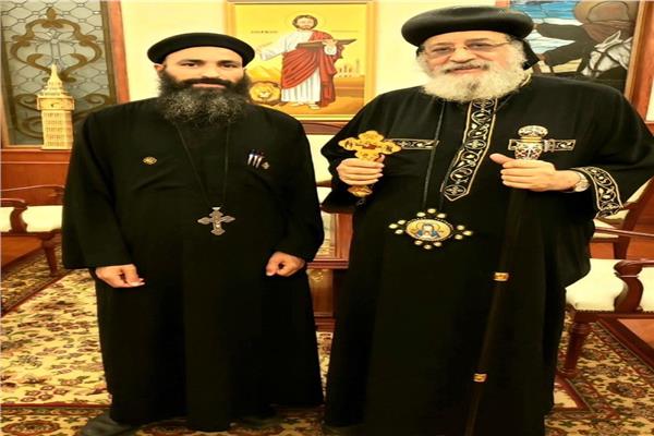 البابا تواضروس يستقبل أحد كهنة بنيوجيرسي 