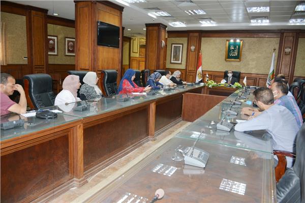 محافظ سوهاج خلال الاجتماع