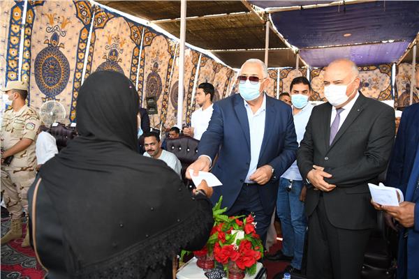 وزير الزراعة ومحافظ قنا يسلمان شيكات تعويضية لأصحاب الحيوانات النافقة بقرية المراشدة 