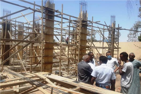 محافظ أسوان يوجه وحدة حياة كريمة بالمتابعة الميدانية بقرية الحجز بحرى بإدفو وتوابعها