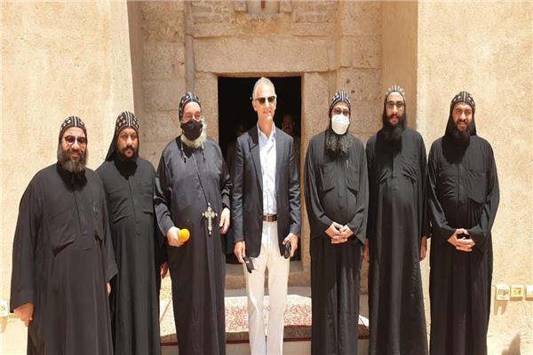 السفير الأمريكي يزور الدير الأحمر    