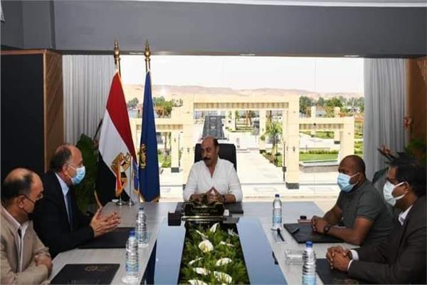 محافظ اسوان خلال الاجتماع