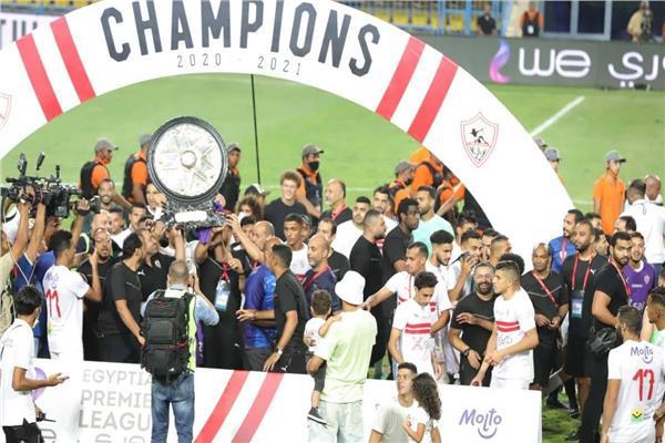 لحظة تتويج الزمالك بدرع الدوري