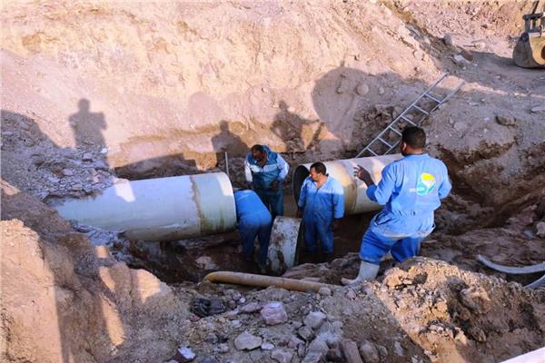 محافظ أسوان يكلف نائبه بالمتابعة الميدانية وتكثيف الجهود لإصلاح الكسر المفاجئ بخط مياه جبل شيشة 