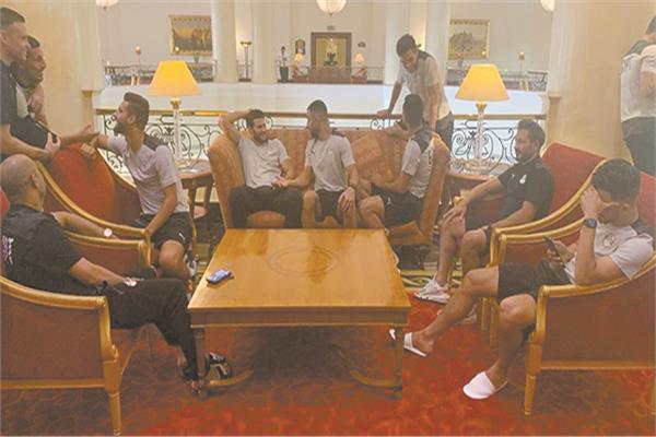 جلسة دردشة للاعبى المنتخب الوطنى 